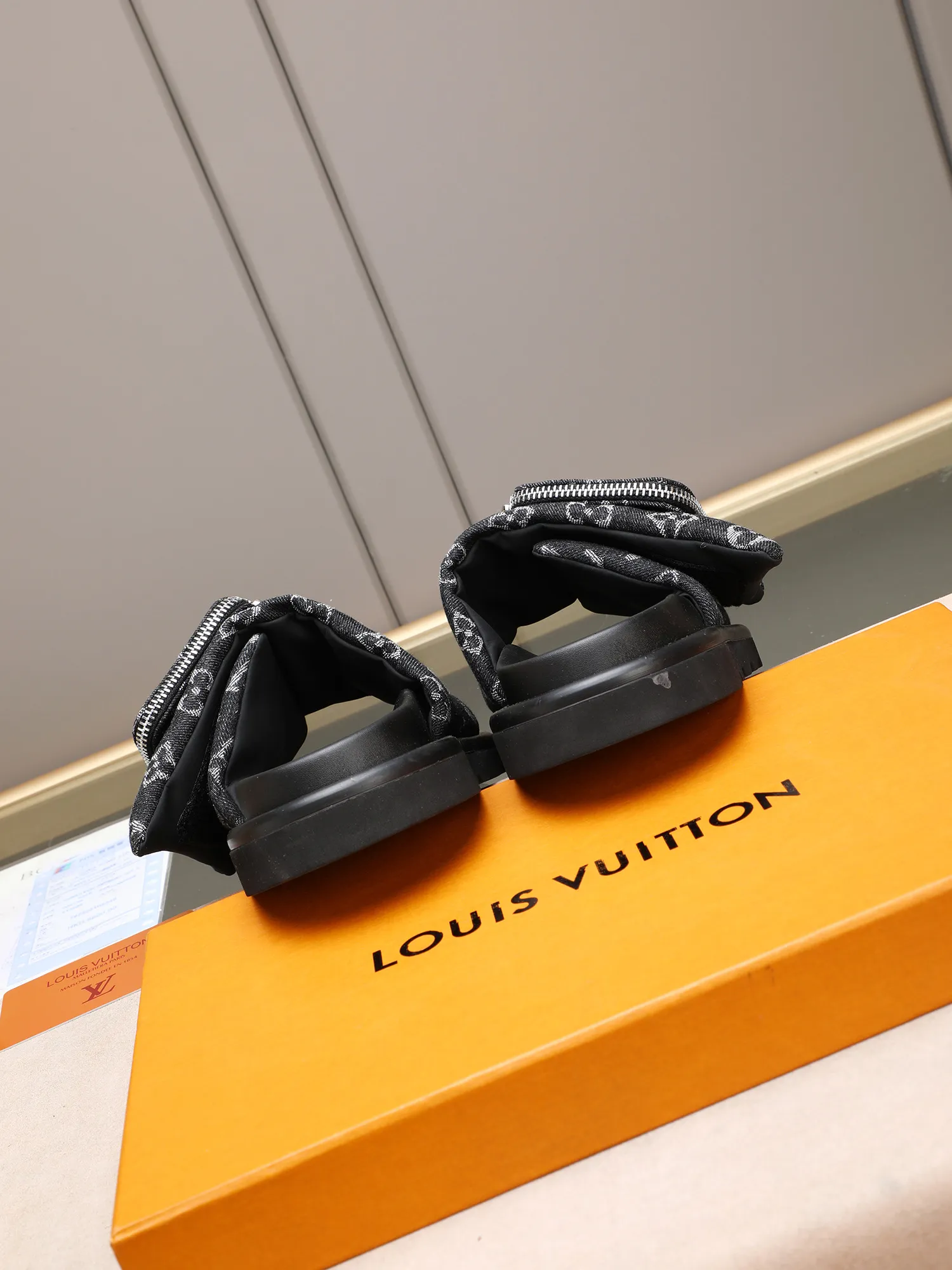 PP400 couple model with drawer box [LOUIS VUITTON] Louis Vuitton, the latest LV official website printed wallet and men's and women's slippers🔥🔥🔥 are now on the market. The drawer box is packed with cloth bags and cards. The upper pattern looks very soft and waxy, and it is a super versatile leg slimming tool. Fabric: Imported denim/down silk cotton embossed, official website pattern printing, lining: water-dyed sheepskin down filling, comfortable to wear, feet: high elastic PU water table. Sole: foam sole, heel height: about 5cm. Size 35-46, 35, 45 and 46 are custom-made and cannot be returned or exchanged. Color: multiple colors available.